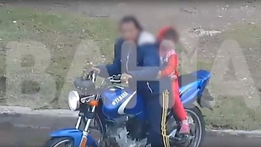 Tremendo: el momento en el que un nena que viajaba en moto con su mamá cae al piso