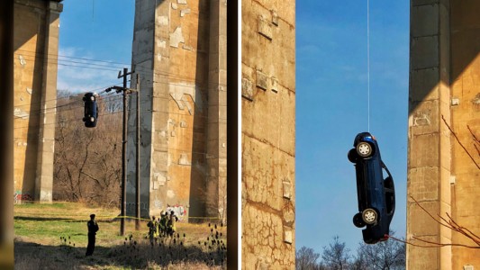 ¿La peor broma? Apareció un auto colgado de un puente