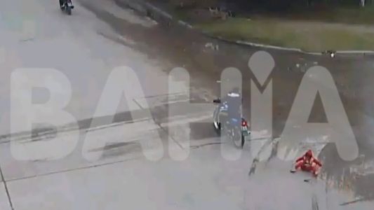 El viral que indigna: nena sin casco se cae de la moto y su madre ni se inmuta