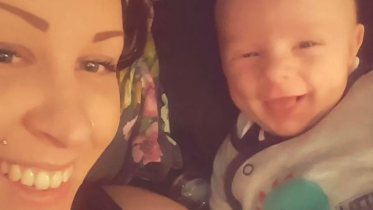 Se sacó una selfie y la pierna de su bebé la transformó en viral