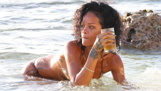 Rihanna mostró sus piernas con estrías y sin depilar