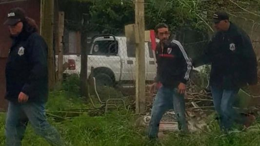 Comía un asado con amigos, se enojó y prendió fuego la casa: un muerto