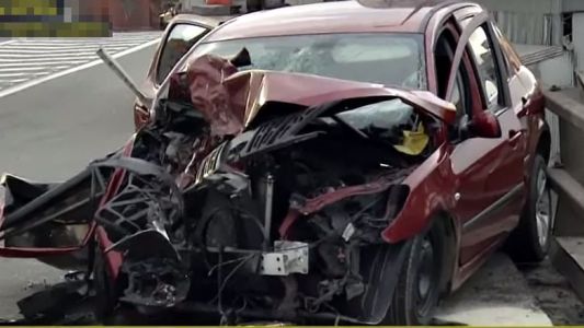 Subió en contramano a la autopista 25 de Mayo y chocó de frente contra otro auto: dos heridos graves