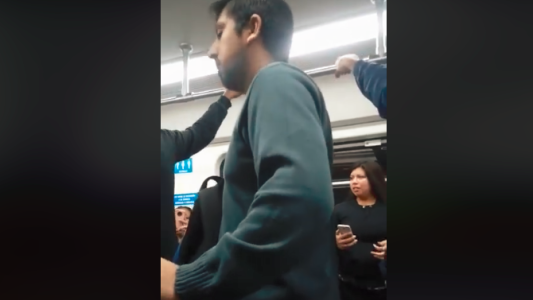 Video: acosó a dos chicas en el tren y los demás pasajeros lo escracharon