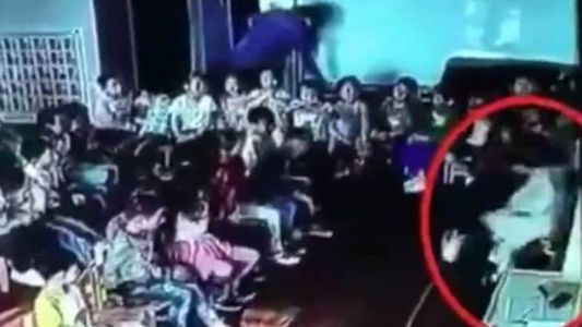 Una maestra fue detenida por golpear violentamente a una nena de 5 años