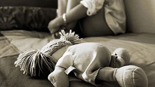 Invitó a merendar a dos nenas y trató de violarlas: los vecinos casi lo linchan