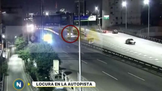 A contramano en la autopista: el video del choque