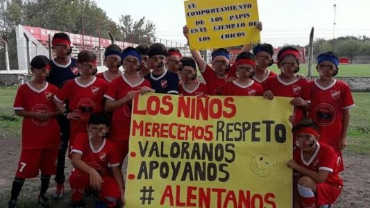 Le gritaron "nena" por usar vincha y así reaccionaron todos sus compañeros de equipo