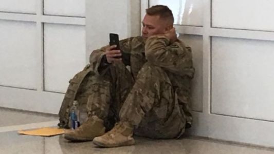 El marine que no llegó al parto de su hija y la vio nacer por celular