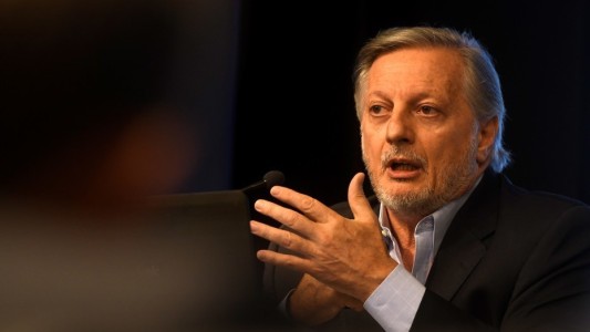 Las petroleras acordaron con el Gobierno congelar los precios durante dos meses