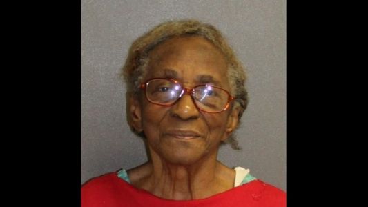 Arrestaron a una mujer de 95 años por pegarle con la chancleta a su nieta