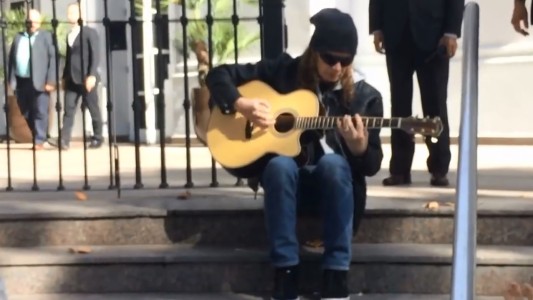 Líder de Megadeth está de vacaciones en Mendoza y tocó para un grupo de fans