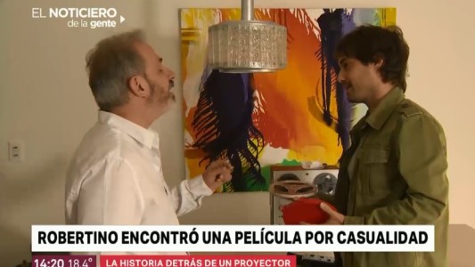 Compró un proyector usado, encontró un tesoro y ahora busca a sus dueños