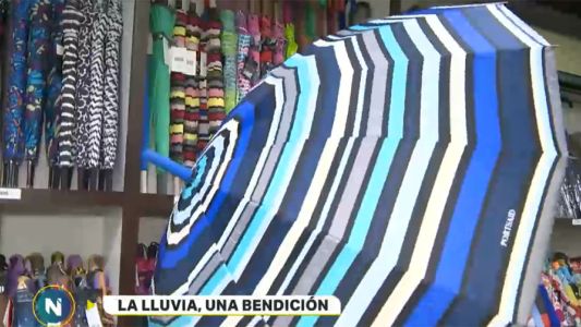 La lluvia, como bendición para los vendedores de paraguas