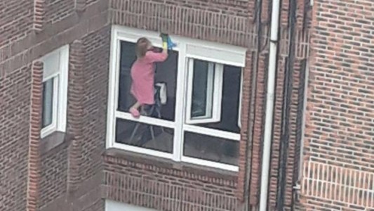 Polémica: la "mujer araña" de la limpieza"