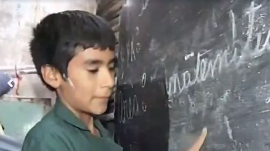 El nuevo Sarmiento de San Juan: a los 12 años fundó su propia escuela y da clases a los chicos del barrio