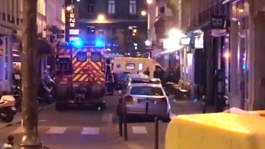 Un hombre acuchilló a varias personas por las calles de París: un muerto