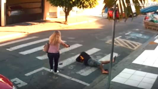 Video: una mujer policía que estaba de civil mató a un ladrón frente a una escuela en Brasil