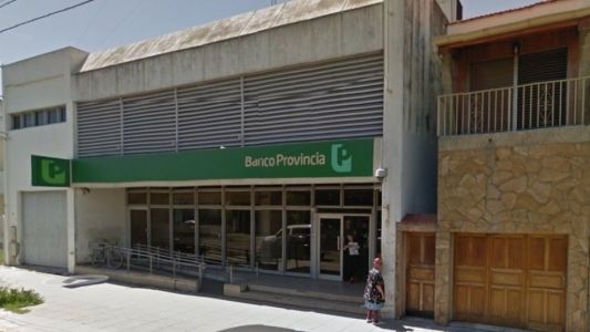 Le robaron un millón y medio de pesos mientras esperaba en la fila del banco