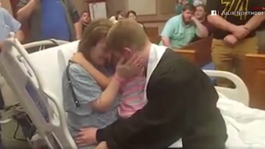 Video conmovedor: celebró su graduación en el hospital para cumplir con el último deseo de su madre