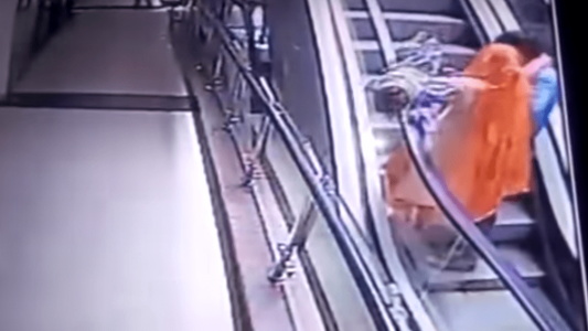 Murió un bebé al caer de las manos a su madre cuando se sacaba una selfie