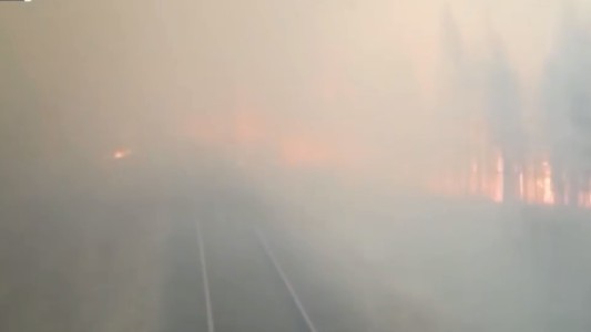 Dramático video: un tren entre llamas