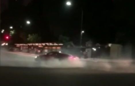 Un auto de alta gama hizo picadas en Palermo