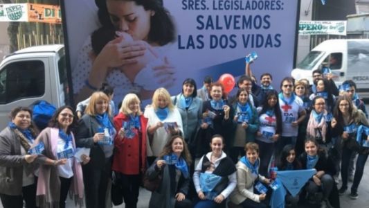 Presentaron el pañuelo celeste contra la legalización del aborto