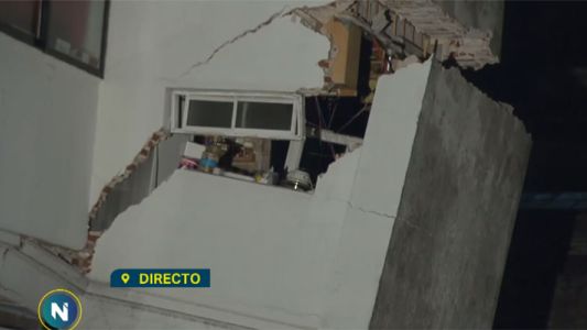 Una casa está a punto de desplomarse por una obra en construcción