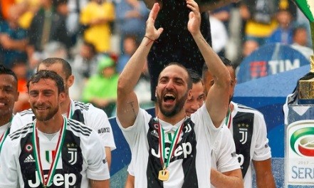 Candidato al meme: el blooper de Higuaín en la premiación de Juventus