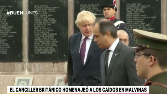 Por primera vez, un canciller británico homenajeó en la Argentina a los caídos en Malvinas