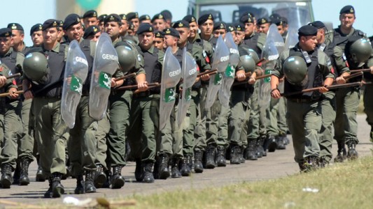 Permiten a gendarmes usar armas de fuego personales