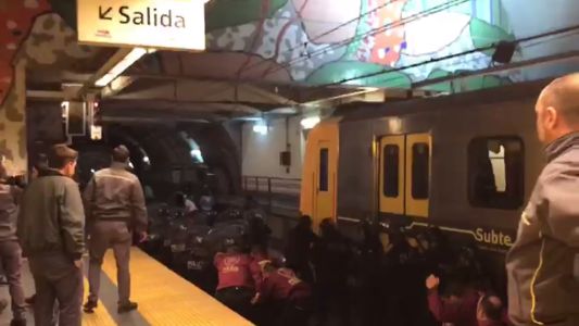 Paro: así sacó la Policía a los trabajadores del subte de las vías