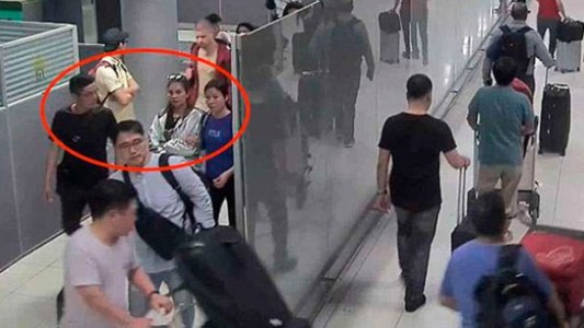 Video: secuestraron a una mujer en un aeropuerto y nadie se dio cuenta