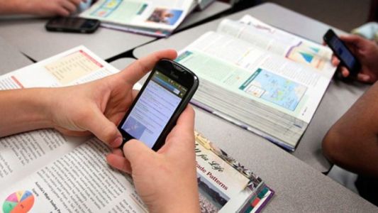 El gobierno bonaerense comprará 9 mil celulares para que alumnos secundarios los usen en el aula
