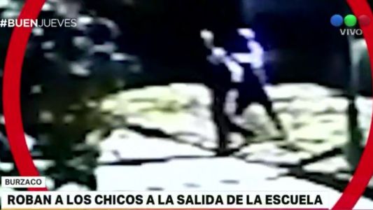 Motochorros asaltaron a un estudiante a la salida del colegio