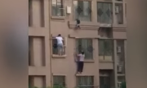 Video: dos "hombres araña" treparon un edificio para salvar a un nene que estaba a punto de caer