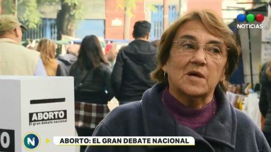 La urna de Telefe Noticias para votar por la despenalización del aborto llegó a la Feria de Mataderos