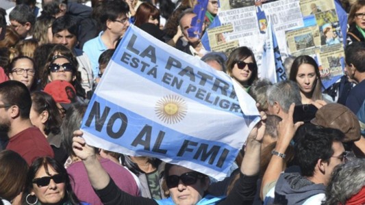 "La patria está en peligro": masivo acto contra el FMI