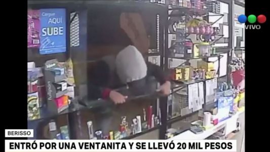 Entró por la ventanilla y robó 20 mil pesos de un Rapipago