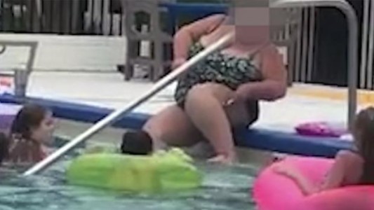 Asco viral: la mujer que se depila las piernas en la pileta