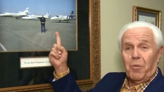 El pastor evangélico que le pidió 54 millones de dólares a sus fieles para comprarse un avión privado