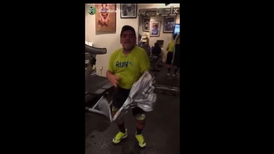 Con un "streptease" mojado, Diego se prepara para el Mundial