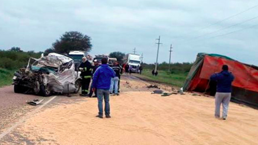 Murieron dos mujeres con sus bebés recién nacidos y un hombre en un accidente