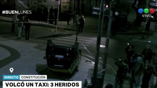 Un taxi volcó sobre la vereda en Constitución