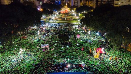 #NiUnaMenos: miles de mujeres marchan al Congreso