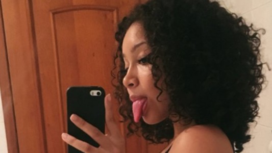 La selfie de una chica en el baño que se volvió viral por un extraño detalle