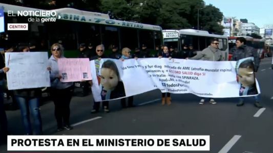 Marcha en reclamo de medicación para los pacientes con A.M.E.