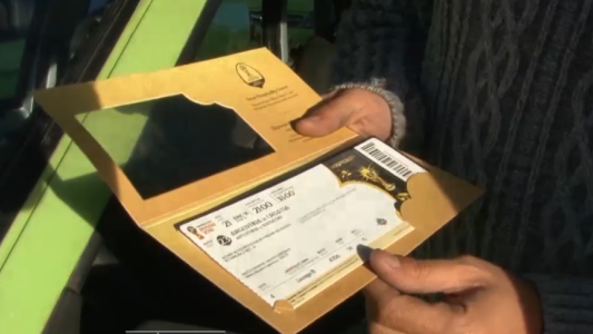 Un remisero busca a un pasajero que se olvidó en el auto una entrada para el Mundial