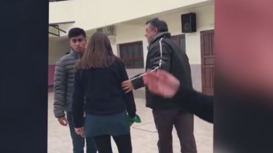 Catamarca: un cura le prohibió usar el pañuelo verde a una alumna